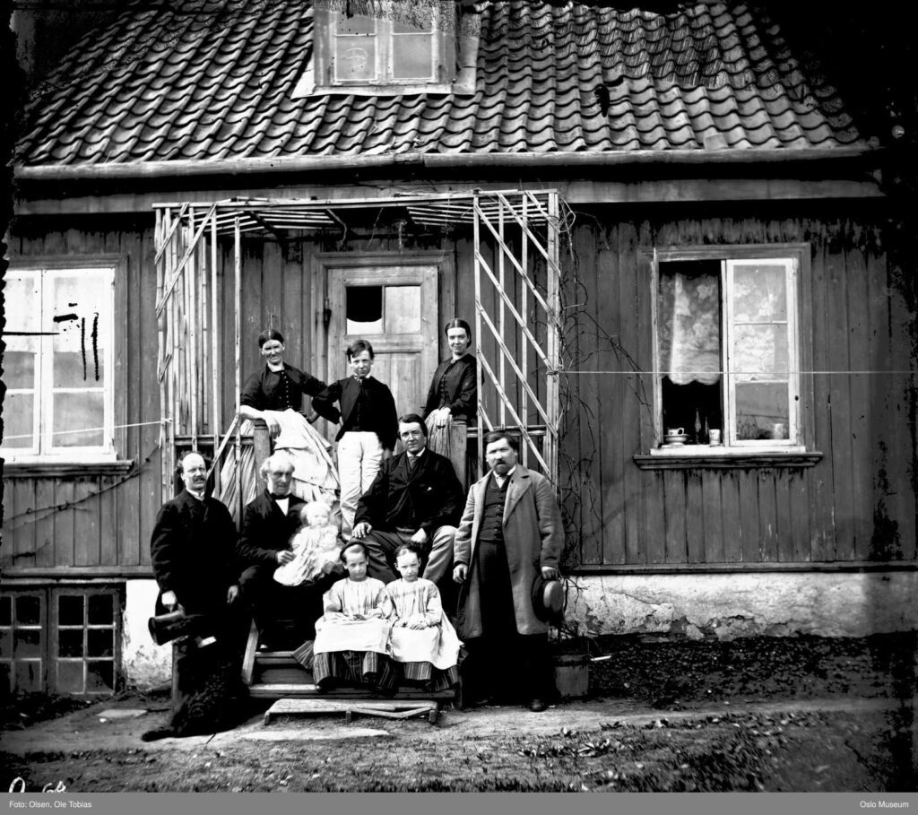 Foto: Fogd Østgaards hus "Rosenlund" ved Sagene. Ca. 1868. Fotograf: Ole Tobias Olsen.